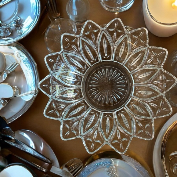 Beautiful pair of vintage Federal Glass Petal Bowls. EUC - Picture 2 of 6